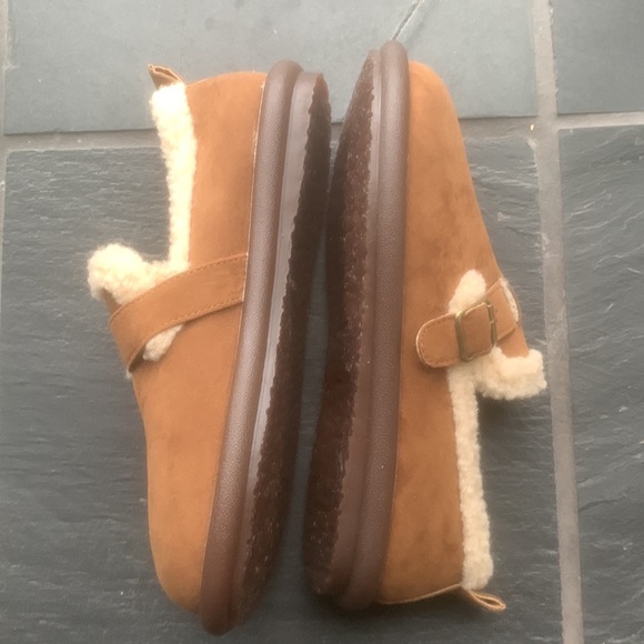 Comfy, cozy, camel slippers! - Picture 5 of 5